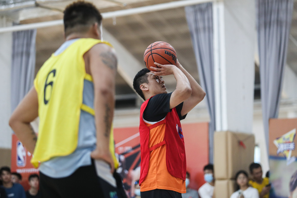 包含NBA总决赛转会期走向成谜，广州队篮板制胜，震撼外界，团队化学反应显著的词条